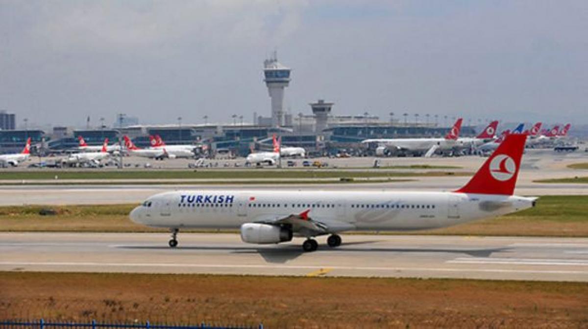 Turkish plane returns to bay after unclaimed mobile found